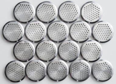 Beyaz arkaplanda çelik filtrelerin dokusu 