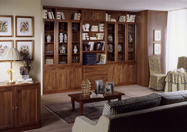 Foto Una Sola Toma Una Habitación Con Una Librería Madera — Foto de Stock