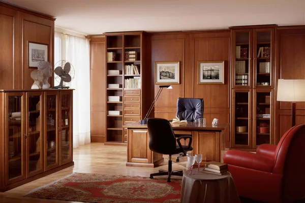 Odanın ahşap bir kitaplığı olan tek bir fotoğrafı.