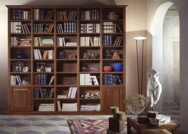 Einzelaufnahme Eines Zimmers Mit Einem Hölzernen Bücherregal — Stockfoto