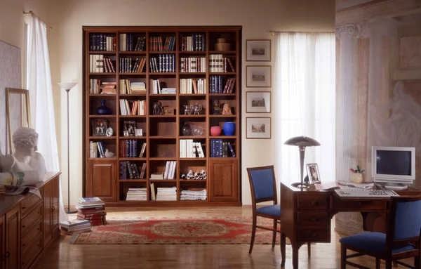 Odanın ahşap bir kitaplığı olan tek bir fotoğrafı.