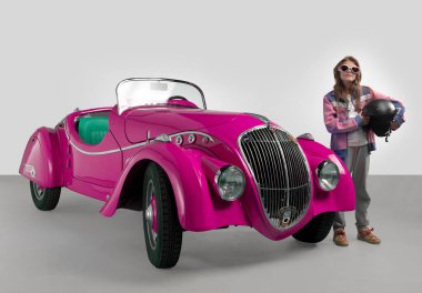 Tarafsız bir geçmişi olan eski model bir araba. 