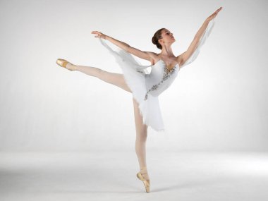 Beyaz arka planda klasik dansçı