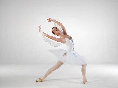Beyaz arka planda klasik dansçı