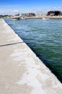 Beton iskeleli deniz manzarası 