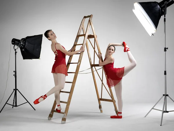 Ballerinas Uma Escada Madeira Sobre Branco — Fotografia de Stock