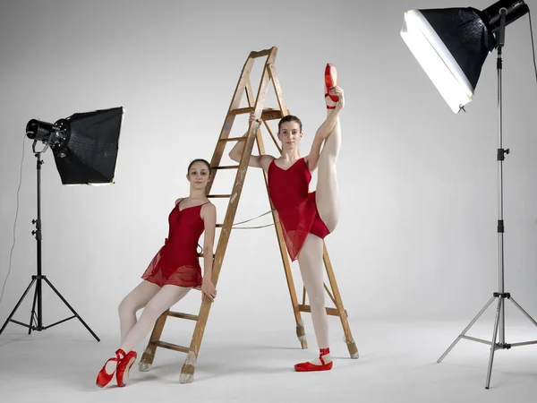 Bailarinas Una Escalera Madera Sobre Blanco —  Fotos de Stock