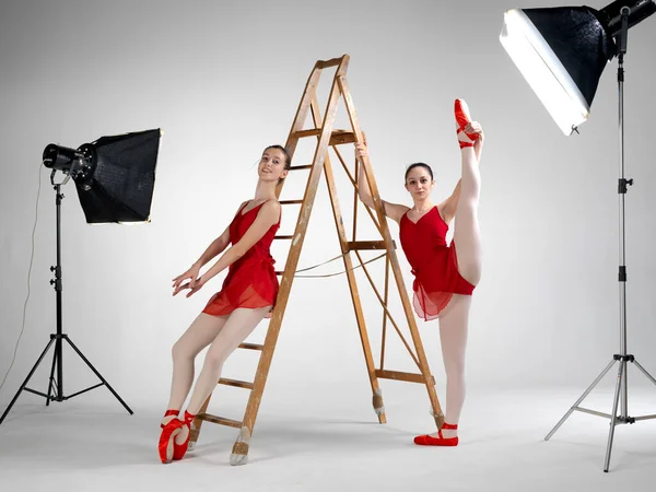 Ballerinas Uma Escada Madeira Sobre Branco — Fotografia de Stock