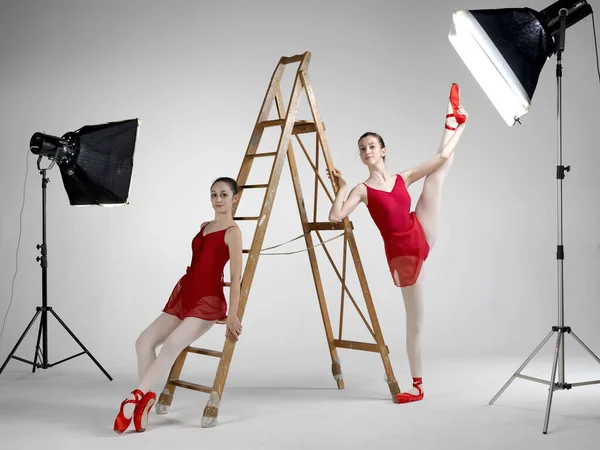 Ballerinas Uma Escada Madeira Sobre Branco — Fotografia de Stock