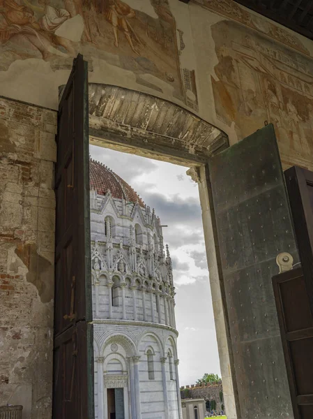 イタリアのピサ大聖堂の古代のオープンドアの詳細 — ストック写真