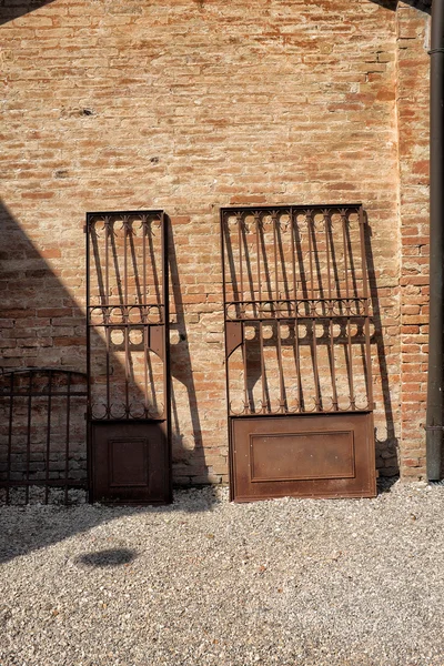 Pared de piedra con puertas de hierro antiguas —  Fotos de Stock