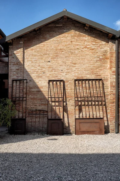 Pared de piedra con puertas de hierro antiguas — Foto de Stock