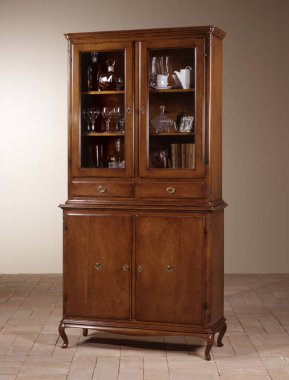 Klasik bir ahşap vitrin dolabının durgun yaşamı