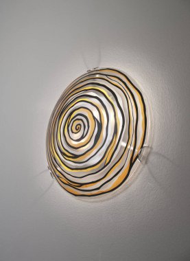 Tarafsız bir arkaplanda, vitraylı bir tavan lambasının...