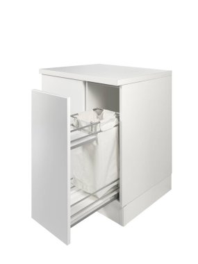 Mutfak dolabının kapağını sepetle kapat.