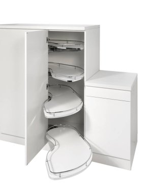 Mutfak dolabının kapağını sepetle kapat.