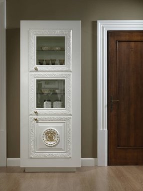 Vitrinli bir odanın tek bir fotoğrafı.