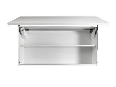 Donanımlı bir mutfak dolabını kapat.