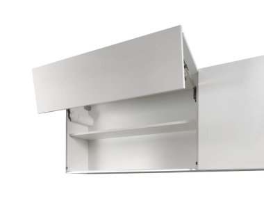 Donanımlı bir mutfak dolabını kapat.