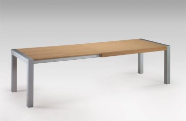 Beyaz bir arka planda, uzatılabilir bir masanın hayatı