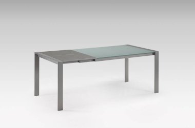 Beyaz bir arka planda, uzatılabilir bir masanın hayatı