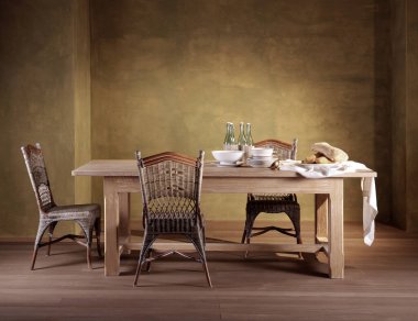 Yemek masası ve sandalyeli bir oda.