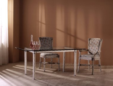 Yemek masası ve sandalyeli bir oda.