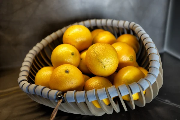 Cesta de cordura com laranjas — Fotografia de Stock