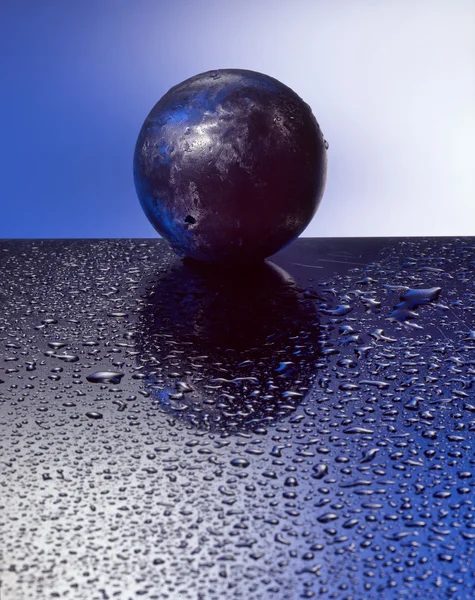 Esfera de metal na parte inferior de gotas de água — Fotografia de Stock