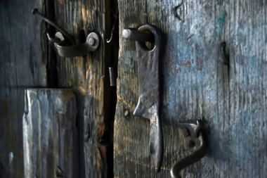 Demir gibi eski bir ahır