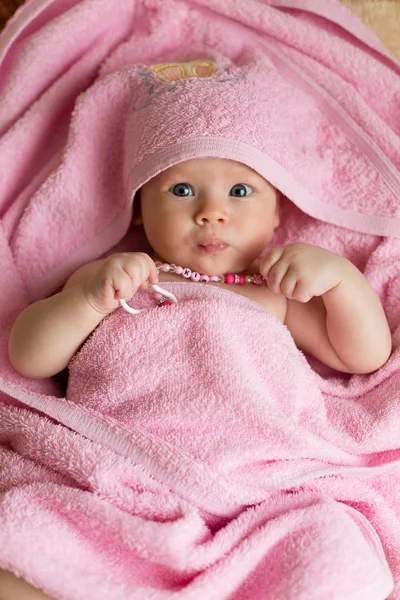 お風呂の後のピンクのタオルで赤ちゃん — ストック写真