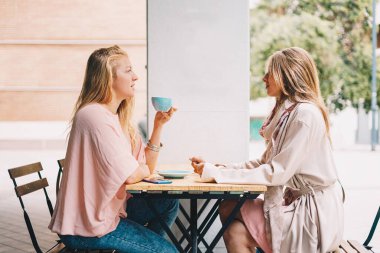 Kahvaltıda konuşan iki güzel sarışın kız..