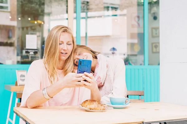 Zwei Mädchen Schauen Auf Das Handy Eines Von Ihnen Das — Stockfoto