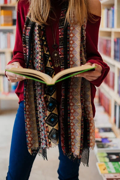 Νεαρή Γυναίκα Ένα Βιβλίο Ένα Βιβλιοπωλείο — Φωτογραφία Αρχείου