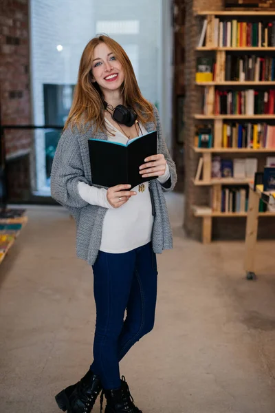 Mujer Rubia Joven Con Libro Una Librería Mirando Cámara — Foto de Stock