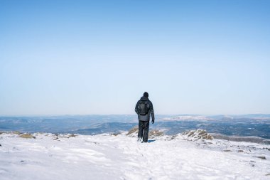 Karlı bir dağda bir maceracının portresi.
