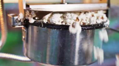 Taze mısır patlatan patlamış mısır makinesi.