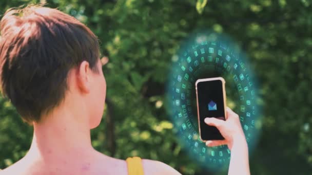 Jovem mulher detém smartphone com animação por radiação de onda. Telefone celular com efeito gráfico de radiação de microondas — Vídeo de Stock
