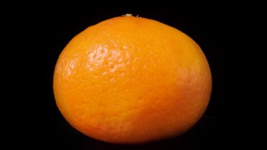 Siyah arkaplan üzerinde Mandarin dönüşlerini kapat