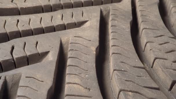 Close-up band van de auto. Auto rubberen wiel in macro — Stockvideo