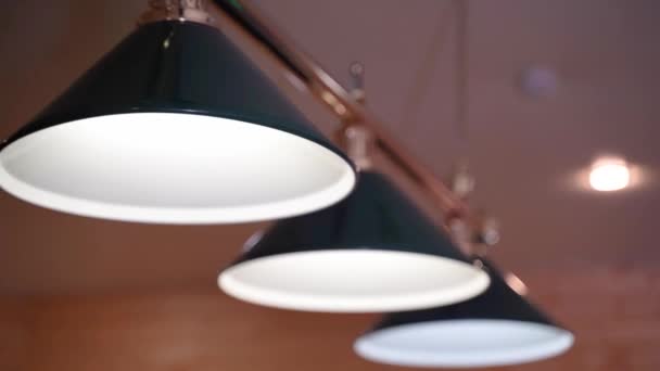 Les lampes de lustre en fer chancellent dans le bar. Lampes lumineuses dans la pièce — Video