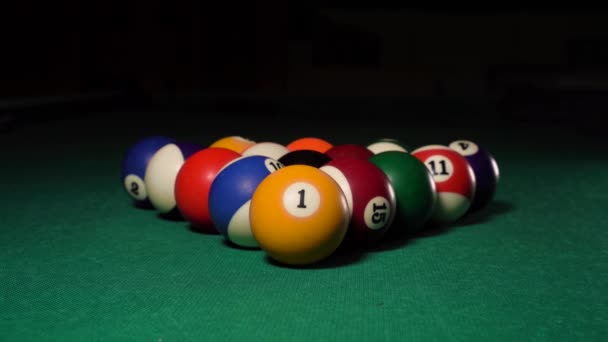 Biljardtriangel med bollar. Pool Pyramid på grönt bord — Stockvideo