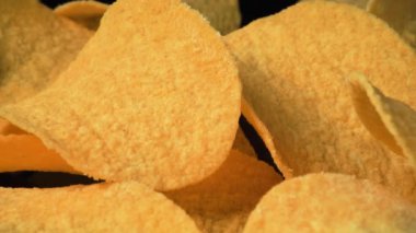 Sarı patates cipsi. Kamera çiplerin üzerinde ileri gider
