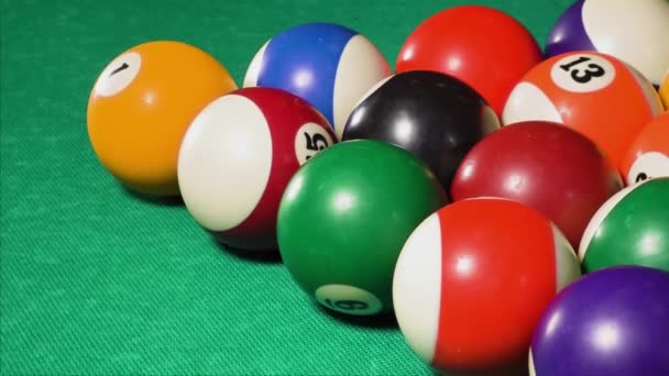 Bilardo üçgenleri, bir sürü top, Amerikan havuzu. — Stok video