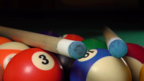 Twee aanwijzingen liggen op een driehoek met biljartballen op de pooltafel — Stockvideo