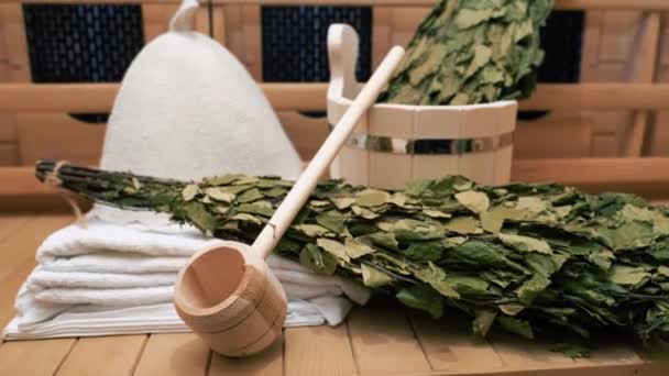 Különböző szauna kiegészítők és seprűk egy fa szaunában — Stock videók