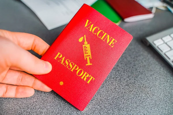 Passaporto di vaccinazione covid. Certificato internazionale di vaccinazione — Foto Stock