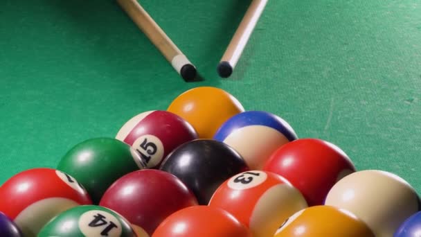 Amerikansk billard, biljardbollar på bordet med kö — Stockvideo