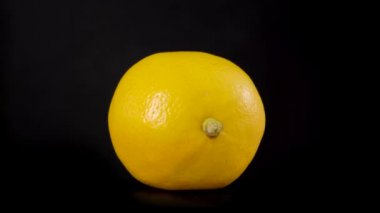 Sarı Limon Yavaşça Dönüyor. Makro 'da sağlıklı beslenme için turunçgil meyvesi vitaminleri