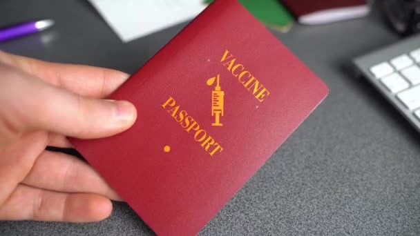 Паспорт прививочного шабаша. Сертификат прививки Travel International — стоковое видео